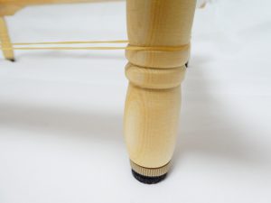 刺繍枠の足部分に輪ゴムを引っ掛けます。