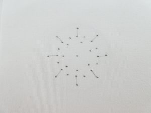 ブローチ製作の製図です。円形に点と線が放射状に描いてあります。