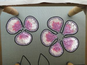 アリワークで刺繍した花びらです。グラデーションをつけたスパンコールが美しく縦方向に並んでいます。