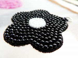 アリワークで刺繍した黒いお花です。