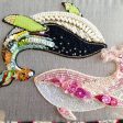 二頭のクジラが刺繍してあります。可愛い色のピンクとシックな色合いのクジラが並んでいます。