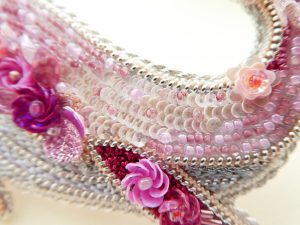 全体がピンク色で統一されているくじらのブローチです。胴体にはスパンコールで刺繍した小花と、小さいスパンコールがカーブを描いて並んでいます。