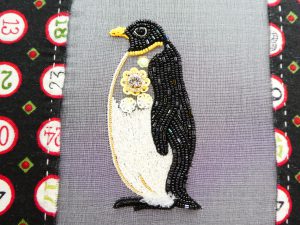 立っているペンギンのお腹は糸で刺繍してあります。背中はビーズを密にさしています。
