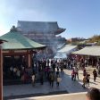 浅草寺です。お天気が良いので観光客が大勢います。