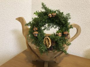 生の杉類を使ったクリスマスリースです。松ぼっくりや乾燥のレモンなどを飾りました。