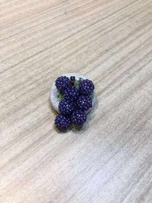 7個の実が付いている葡萄のブローチです。実がゆらゆら揺れて可愛いです。