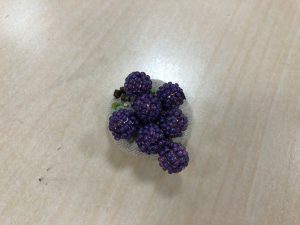 葡萄の実をバランスよく配置したブローチです。
