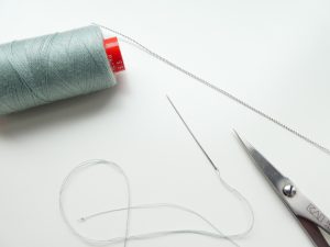 糸とワイヤーと縫い針です。