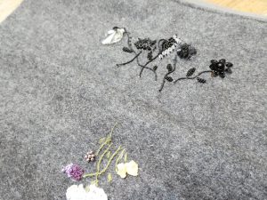 ウール地にビーズ刺繍をしてポーチを作ります。素朴なリボン刺繍の小花も刺してあります。