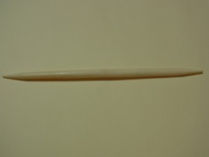 生地に転写する時に使うペンがあります。右側が尖っていて、反対側は丸味をおびています。全長15㎝です。