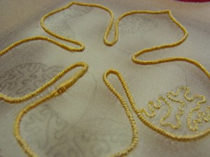 生地にエンピツでパニ刺繍を描き、レーヨン糸で図案線をチェーンステッチします。