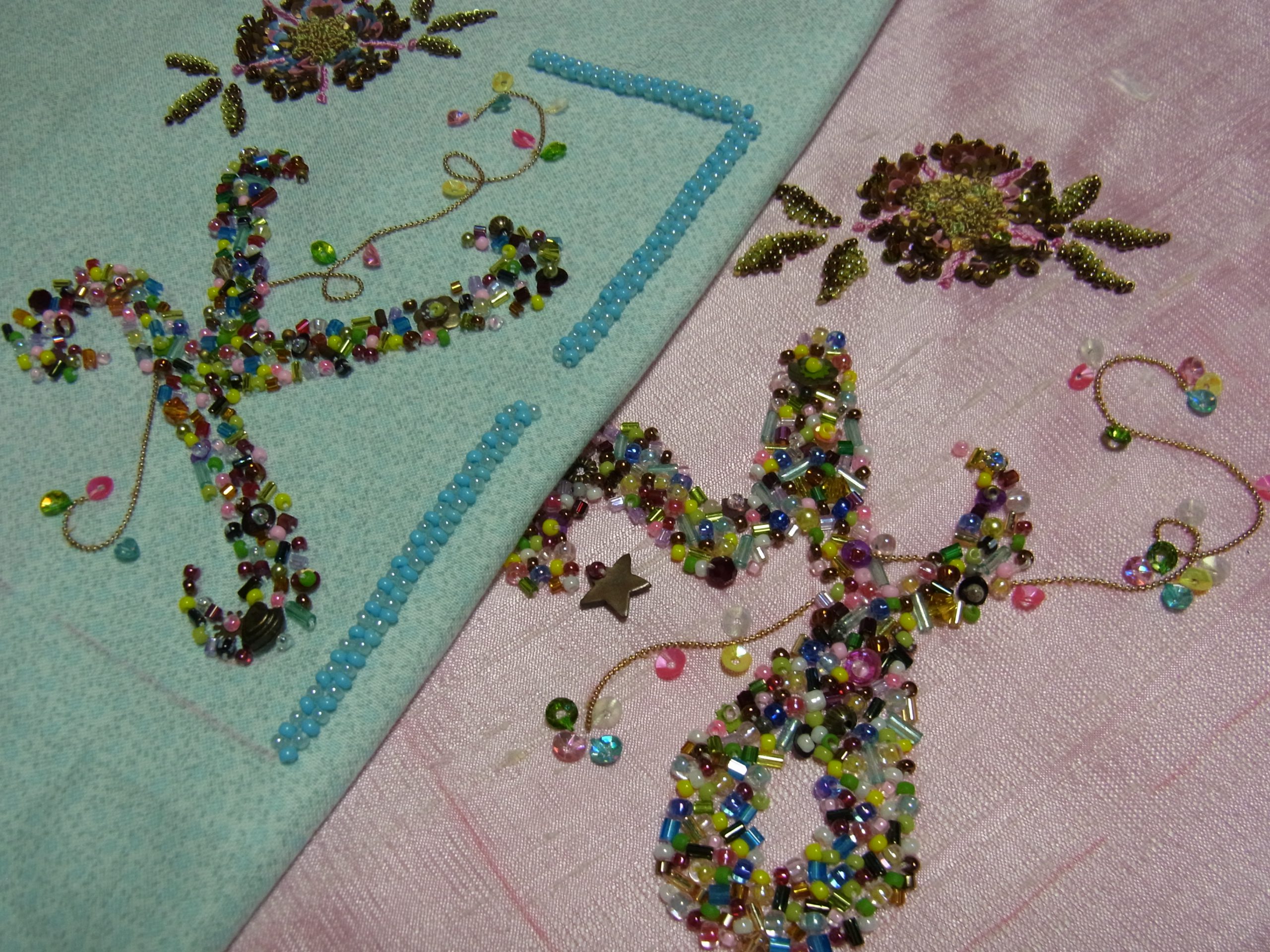 K,Yのイニシャルの刺繍があります。花の刺繍とツイストワイヤーも刺してあります。