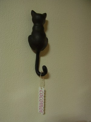 cocomorのタグを、飾ってある猫のしっぽへ掛けました。
