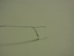 銀糸は、白い紐を軸に銀の材料を巻いています。