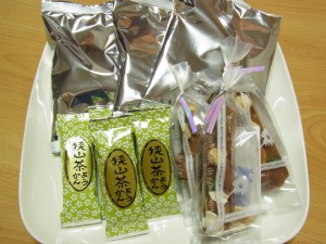 箱根のお菓子、羊羹、あげ煎餅がお皿に並んでいます。