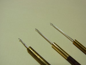 アリ刺繍の針が3本あります。それぞれ長さが違います。