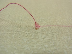 そのまま糸を引き抜いて、糸を絞めながら左にもってきます。これで一枚刺せました