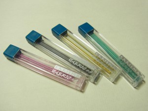 ペンの替え芯も4色あります。ピンク、黒、黄色、ブルーです。
