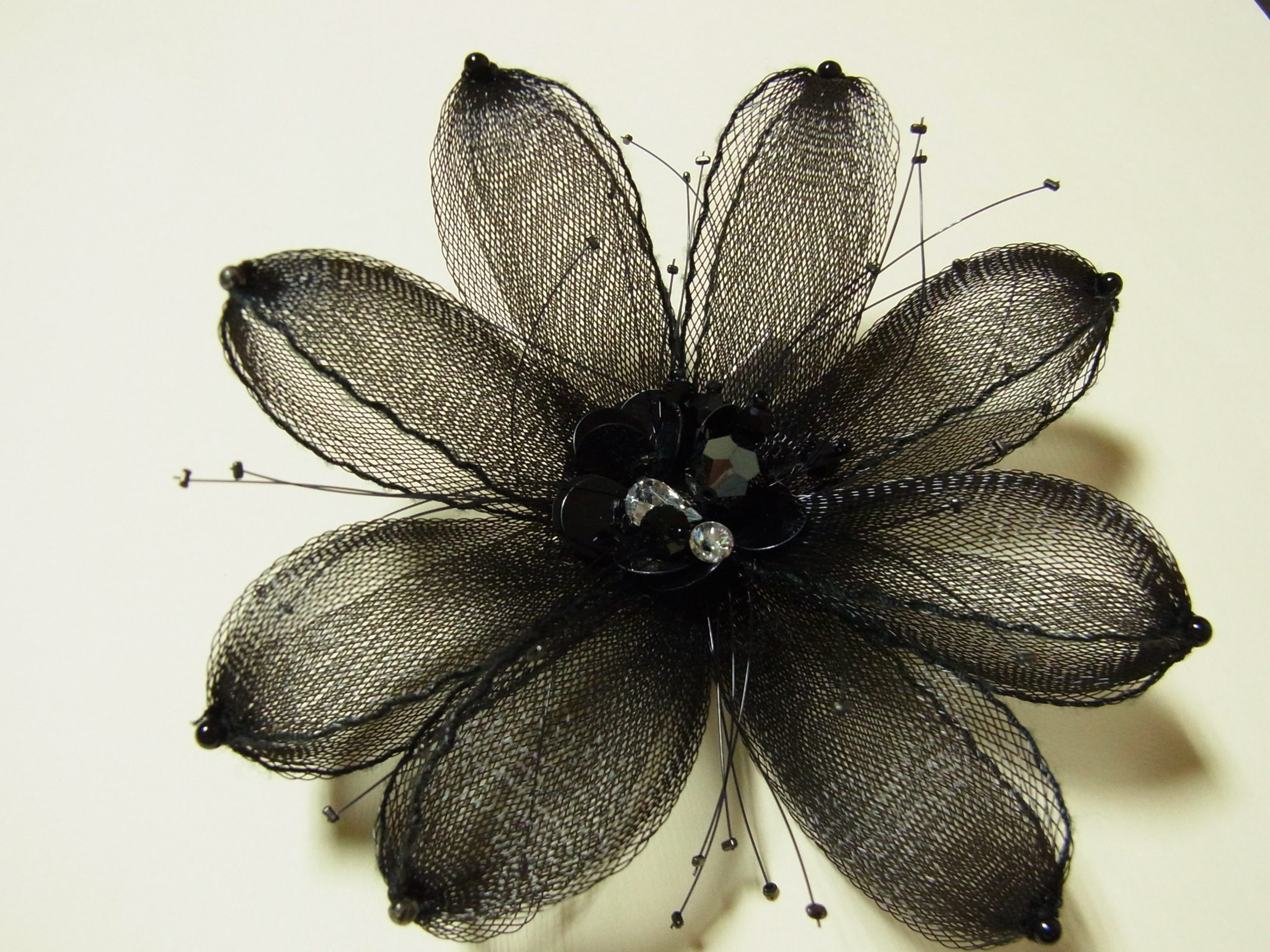 透け感のある黒い花のコサージュです。