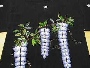着物のタペストリーです。藤の花がビーズ刺繍してあります。