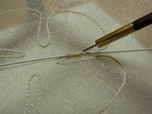 糸で止め始める位置より、ワイヤーの先端（向かって左側）を3㎝位延ばしておき刺していきます。