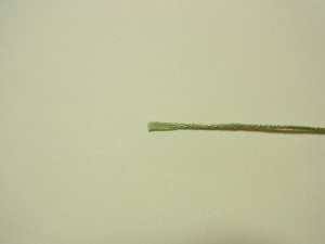 刺繍糸は6本どりになっています。針の穴に通しやすいように平らにします。