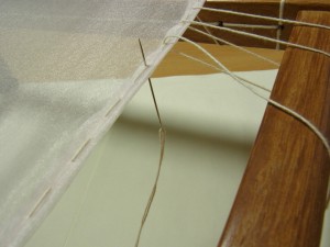 生地をピーンと張る為に、たこ糸で木枠と生地を繋ぎます。