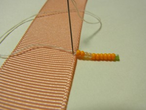 そのまま糸を引き抜き、最初に糸を出した位置に針を戻します
