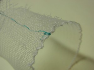 約1.5㎝くらい重ねます。糸が抜けてしまうので、縫い始めは2～3回糸を端に絡めます。