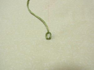 糸で作った輪の上を通って、そのまま針をゆっくりと引き抜きます。