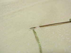 刺したい長さの半分の長さの生地をすくいます。この時、針を出す位置は図案線より上に出します。