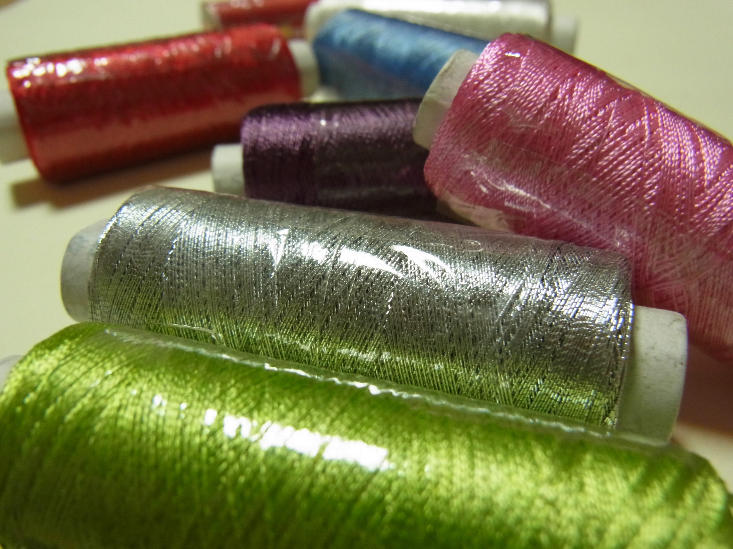 レーヨン糸が6色とメタル糸を購入しました。