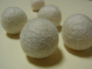 羊毛ボールが5個あります。