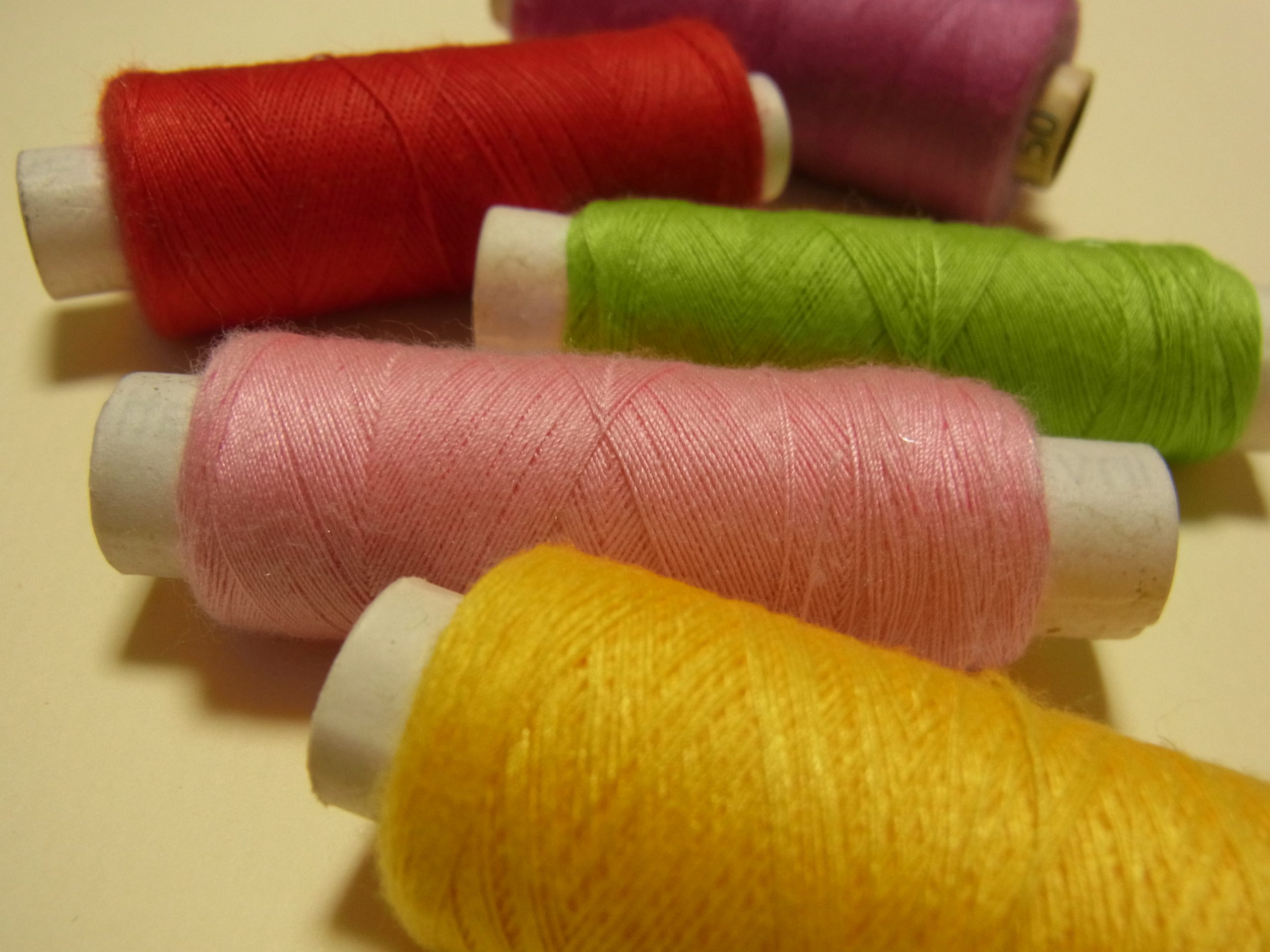 ビーズ刺繍に使うポリエステルの糸があります。