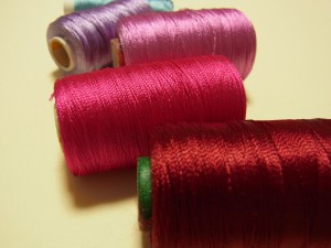 デリケートな糸です。一般の刺繍糸よりも光沢があり綺麗です。