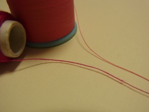 糸が2種類あります。上がミシン糸、下がポリエステル糸です。