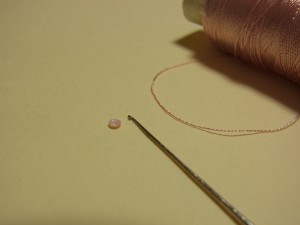 アリワークの針とレーヨン糸とで、2mmスパンコールを刺します。