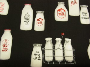 様々な牛乳瓶が模様になっている生地です。