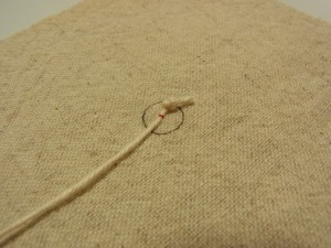 円の中心にタコ糸が固定されました。