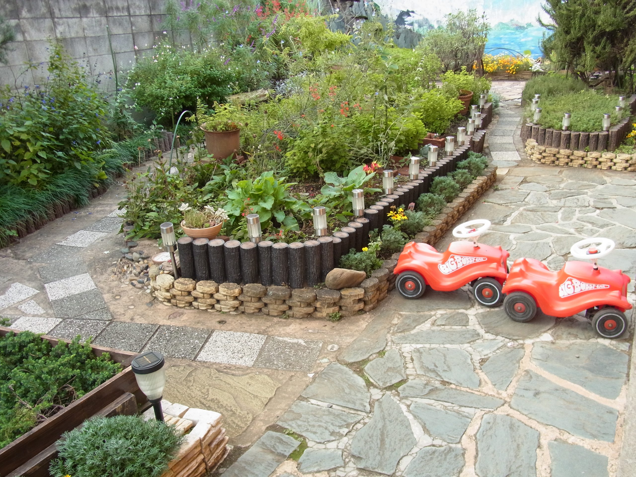 日暮里校のシャレイスイスミニのお庭に、子供が乗って遊ぶ車が置いてあります。