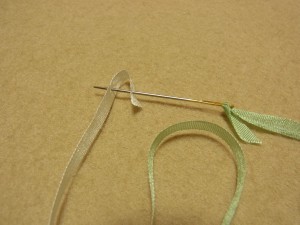 リボンの先端を1cmほど折りたたんで針を通します。
