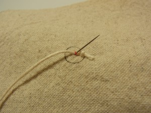しっかり固定するのでタコ糸に直接刺す為、針を刺します。