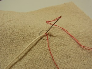 糸が出ている直ぐ横に針を戻します。