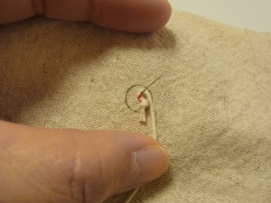 針を軸にしてタコ糸を右に巻きます。
