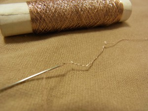 メタル糸が剥がれてしまい、白い糸が出てきています。