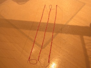 縦方向に糸刺繍何してあります。だんだん針目が整ってきています。
