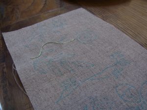 花模様が横に並んでします。茎を1本糸で刺繍しています。