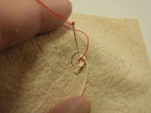 タコ糸を挟んで糸で止めます。
