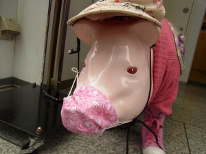 新宿校の入り口にある豚の置物です。帽子にマスクをしています。