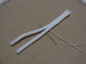 同じ長さの紐を縫い合わせます。